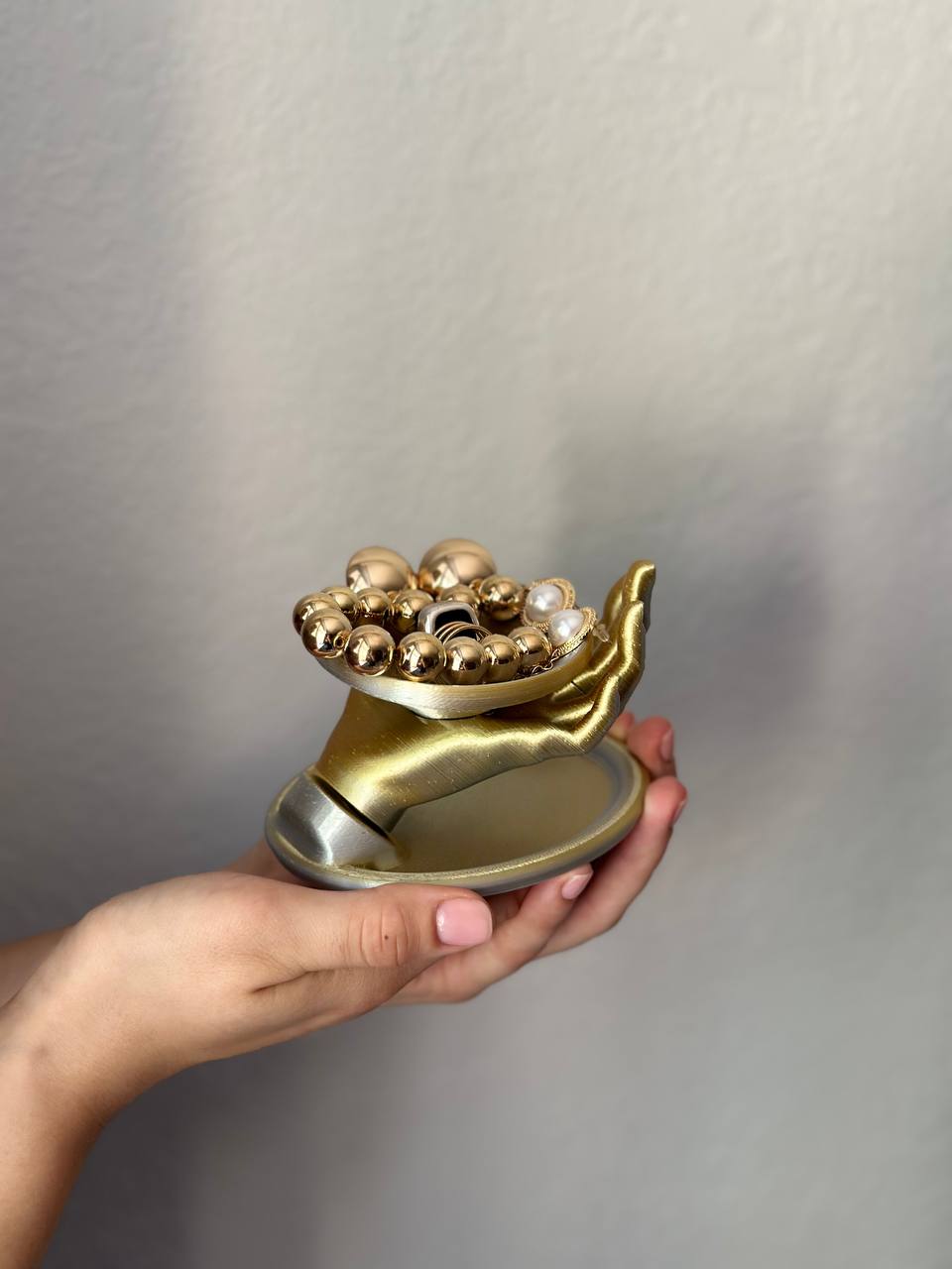 Золотая 3D-подставка-рука с шариками