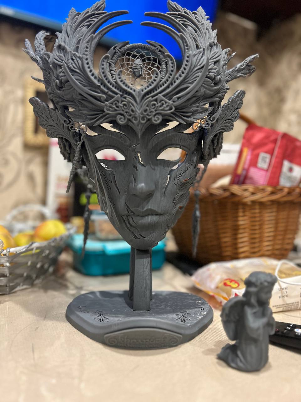 Декоративная 3D-маска на подставке