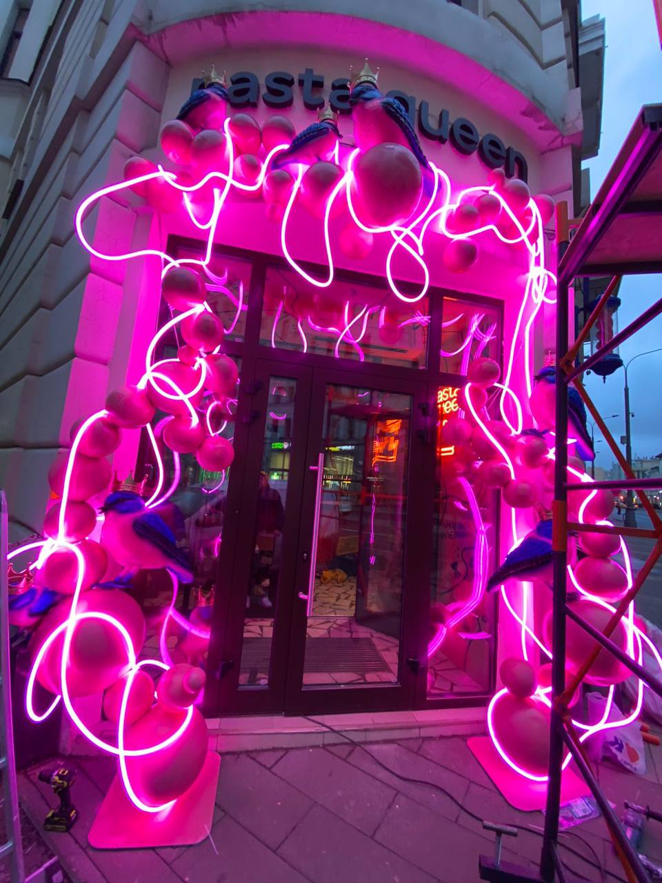 Неоновый вход с объёмными 3D-декорациями