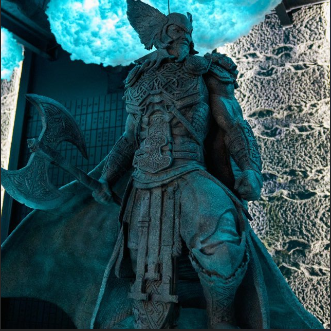 3D-фигурка викинга на фоне подсвеченных облаков